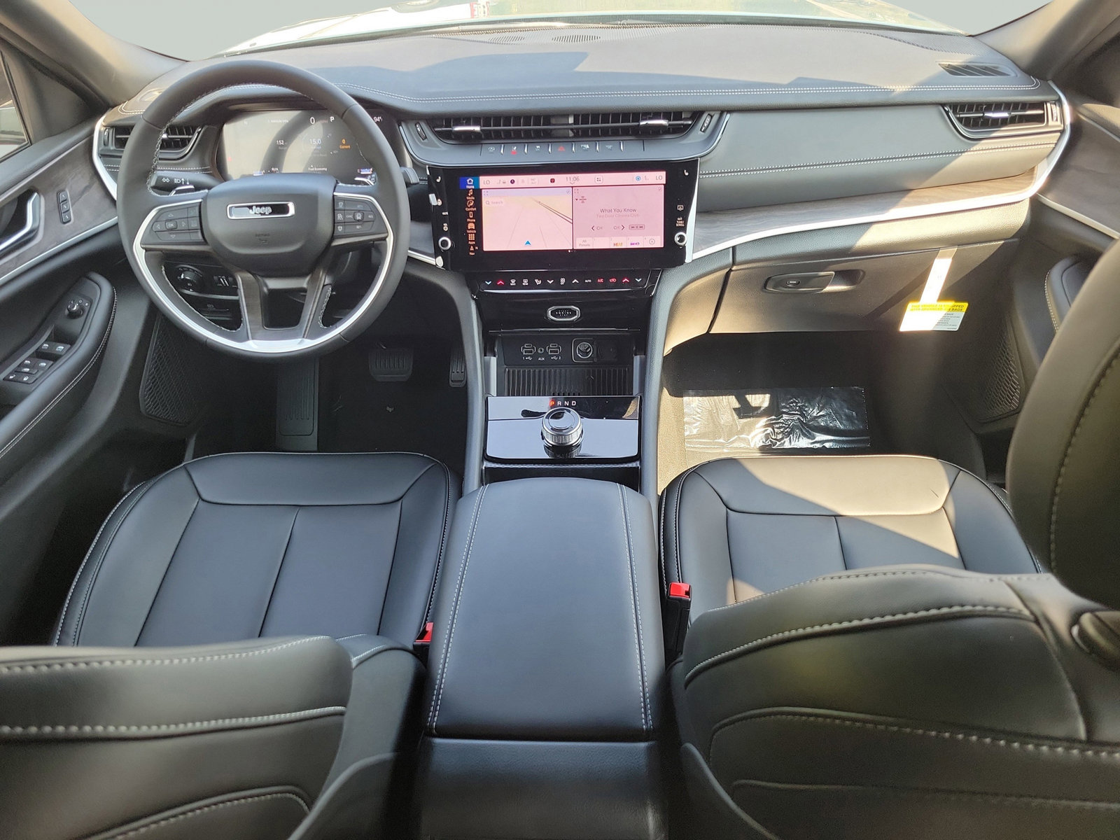 New 2027 Jeep Grand Cherokee Limited RWD image 10