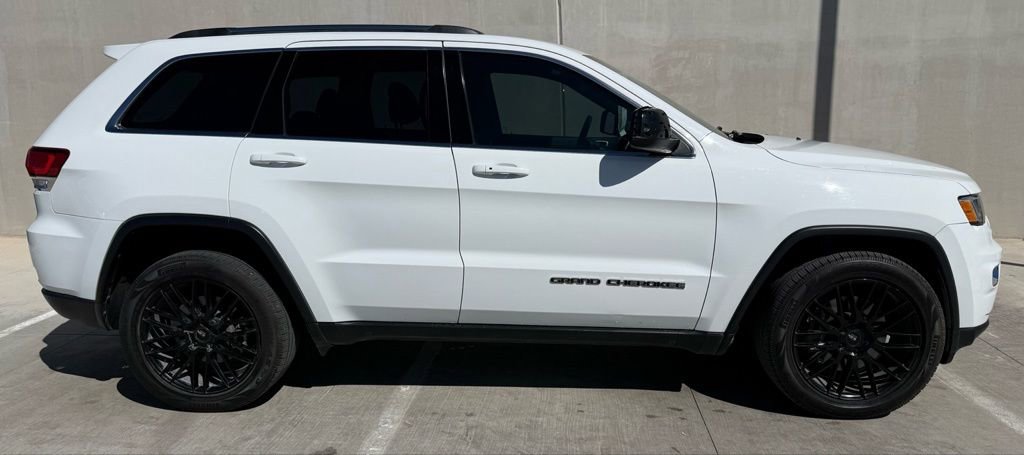 Used 2021 Jeep Grand Cherokee Laredo image 4