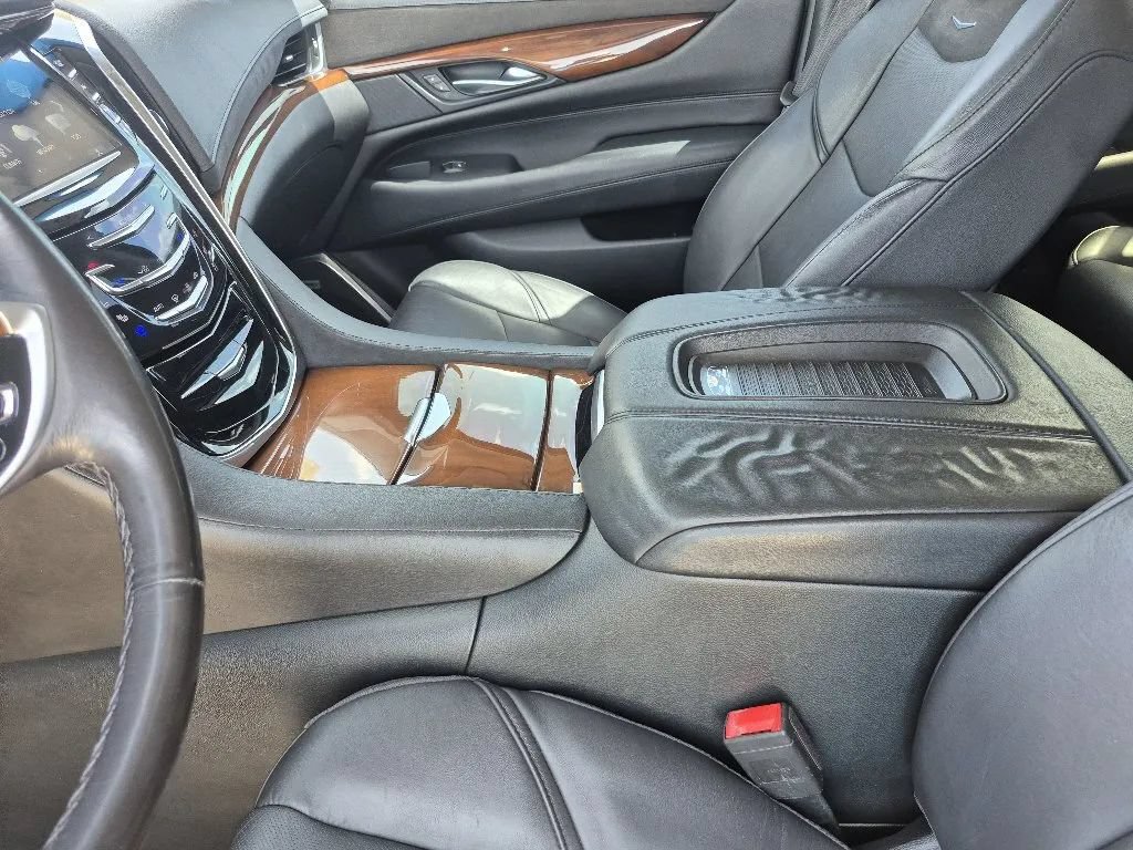 Used 2018 Cadillac Escalade Luxury RWD image 16