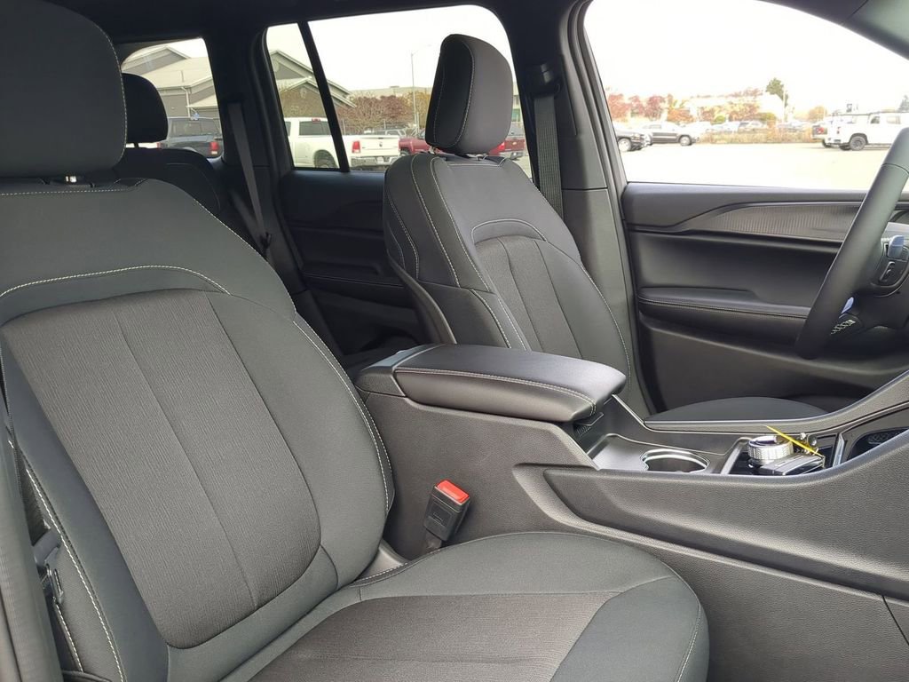 Used 2024 Jeep Grand Cherokee Laredo X image 8