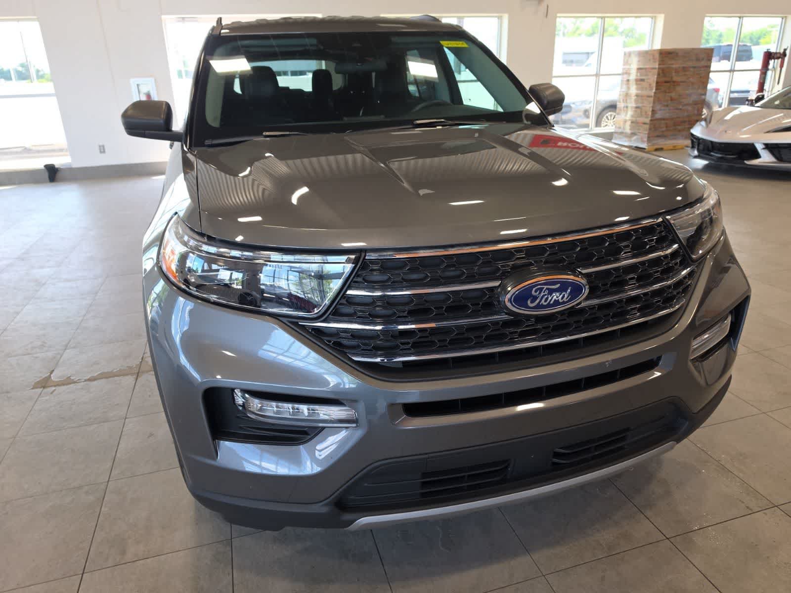 Used 2024 Ford Explorer XLT w/ Equipment Group 202A AWD/4WD image 4
