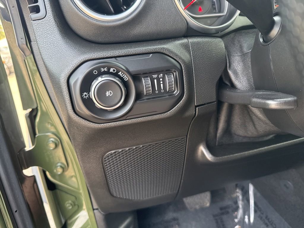 Used 2021 Jeep Wrangler Unlimited Rubicon w/ Dual Top Group AWD/4WD image 17