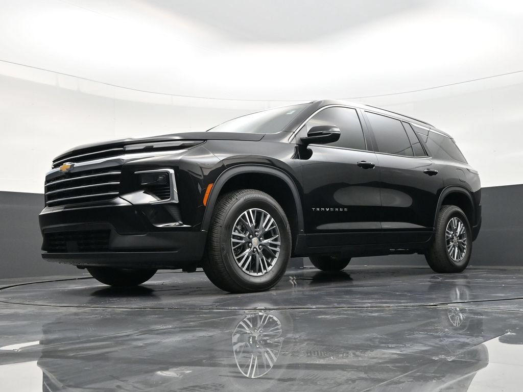 Used 2025 Chevrolet Traverse LT FWD image 17