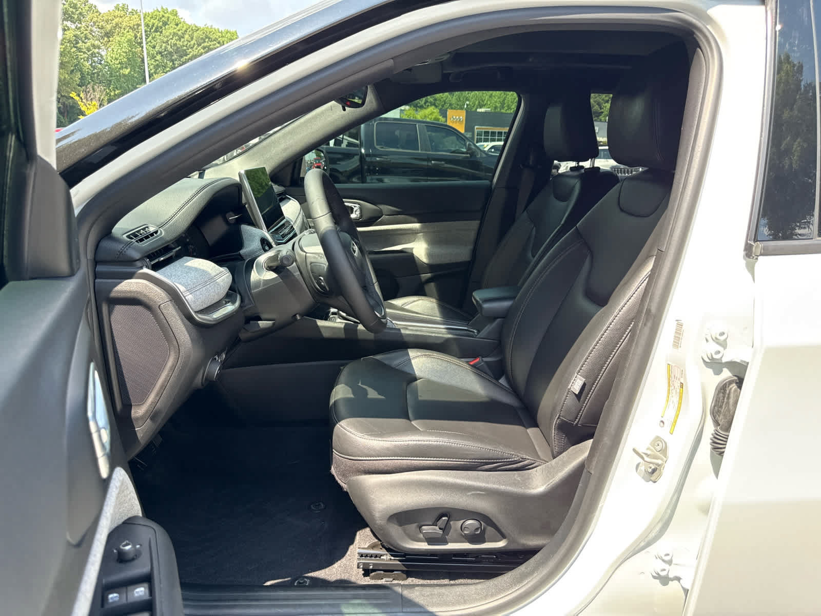 Used 2024 Jeep Compass Latitude w/ Sun and Sound Group AWD/4WD image 13