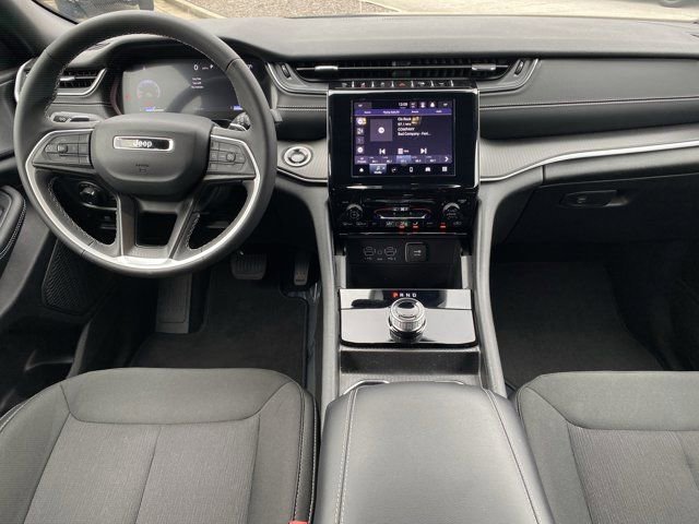 Used 2024 Jeep Grand Cherokee Laredo image 12