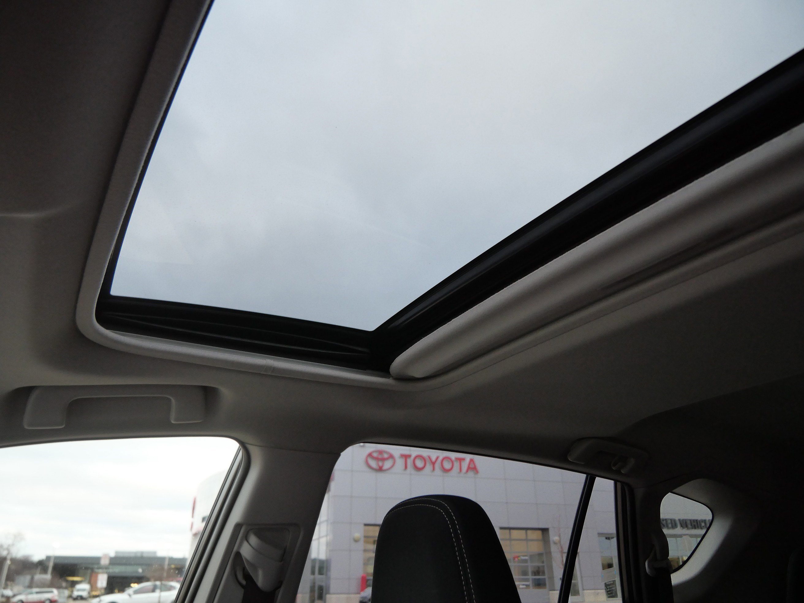 Used 2015 Toyota RAV4 XLE image 34
