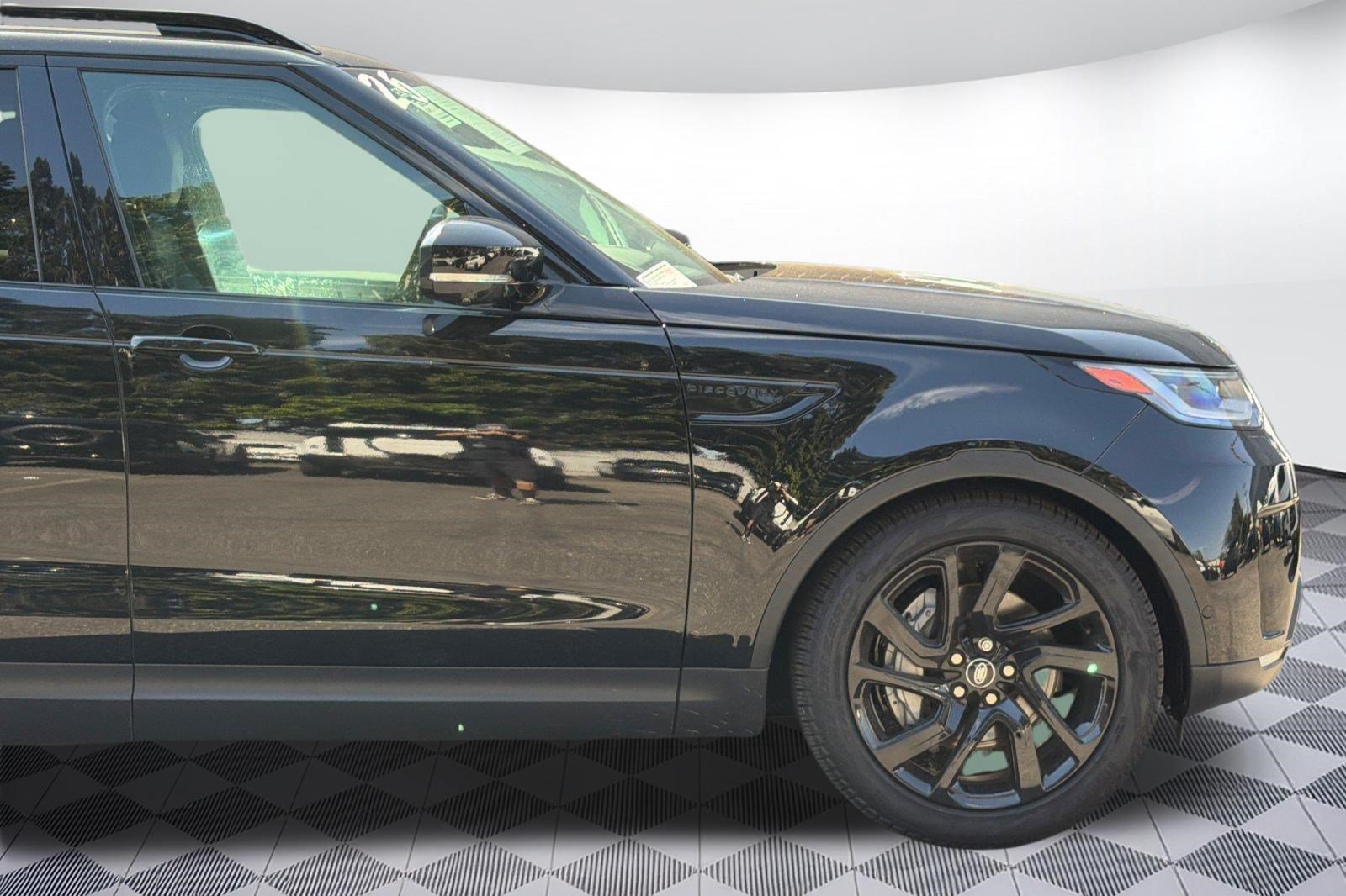 Certified 2025 Land Rover Discovery S AWD/4WD image 36