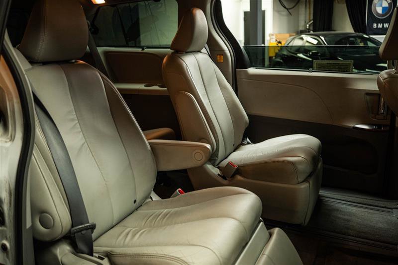 Used 2012 Toyota Sienna XLE image 13