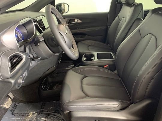 New 2026 Chrysler Pacifica Select AWD/4WD image 10