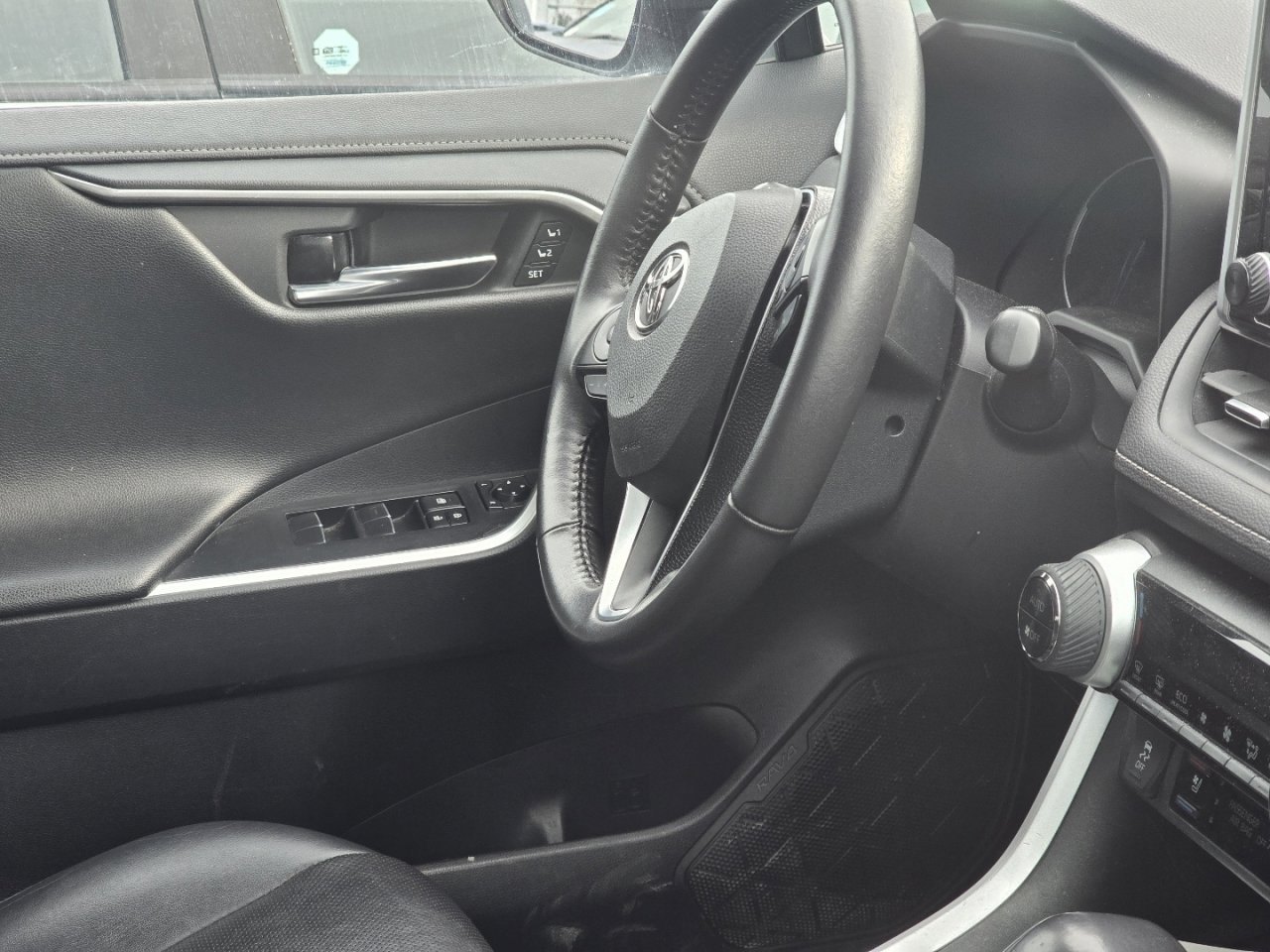 Used 2020 Toyota RAV4 Limited image 19