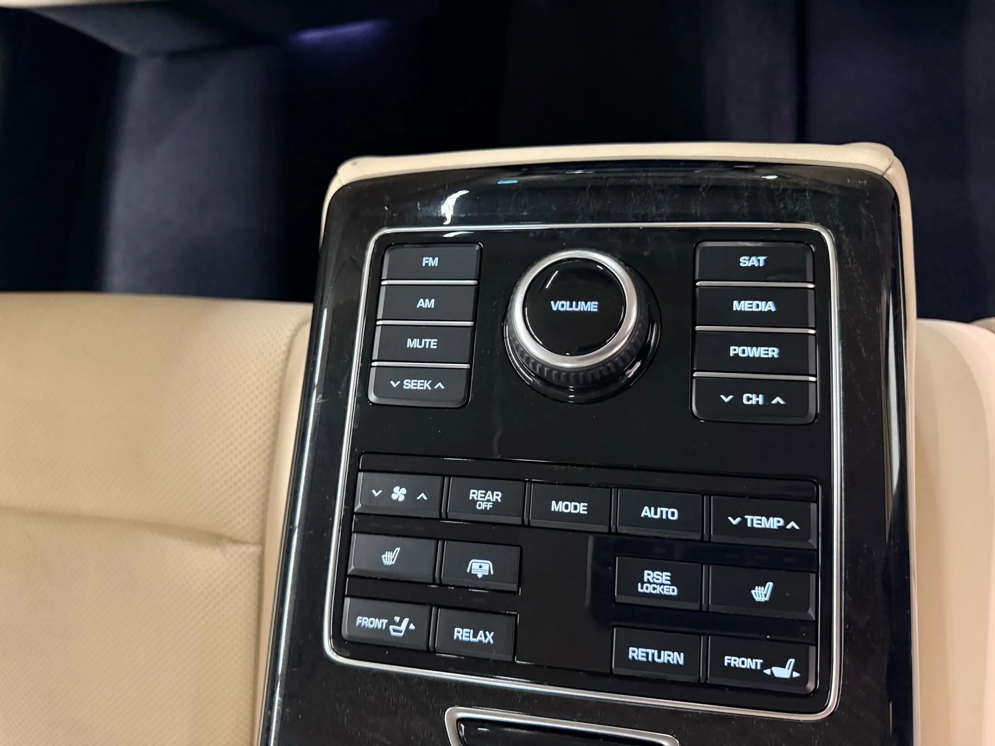 Used 2014 Hyundai Equus Signature RWD image 25