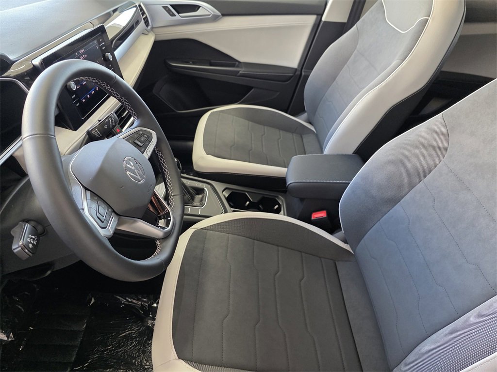 New 2025 Volkswagen Taos SE image 9