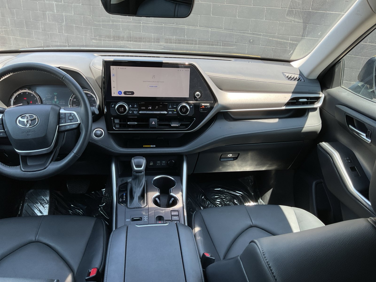 Used 2024 Toyota Highlander XLE FWD image 16