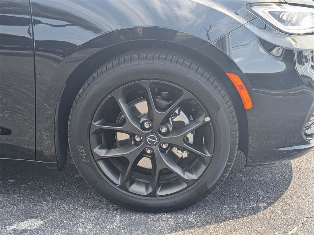 New 2026 Chrysler Pacifica Limited image 12