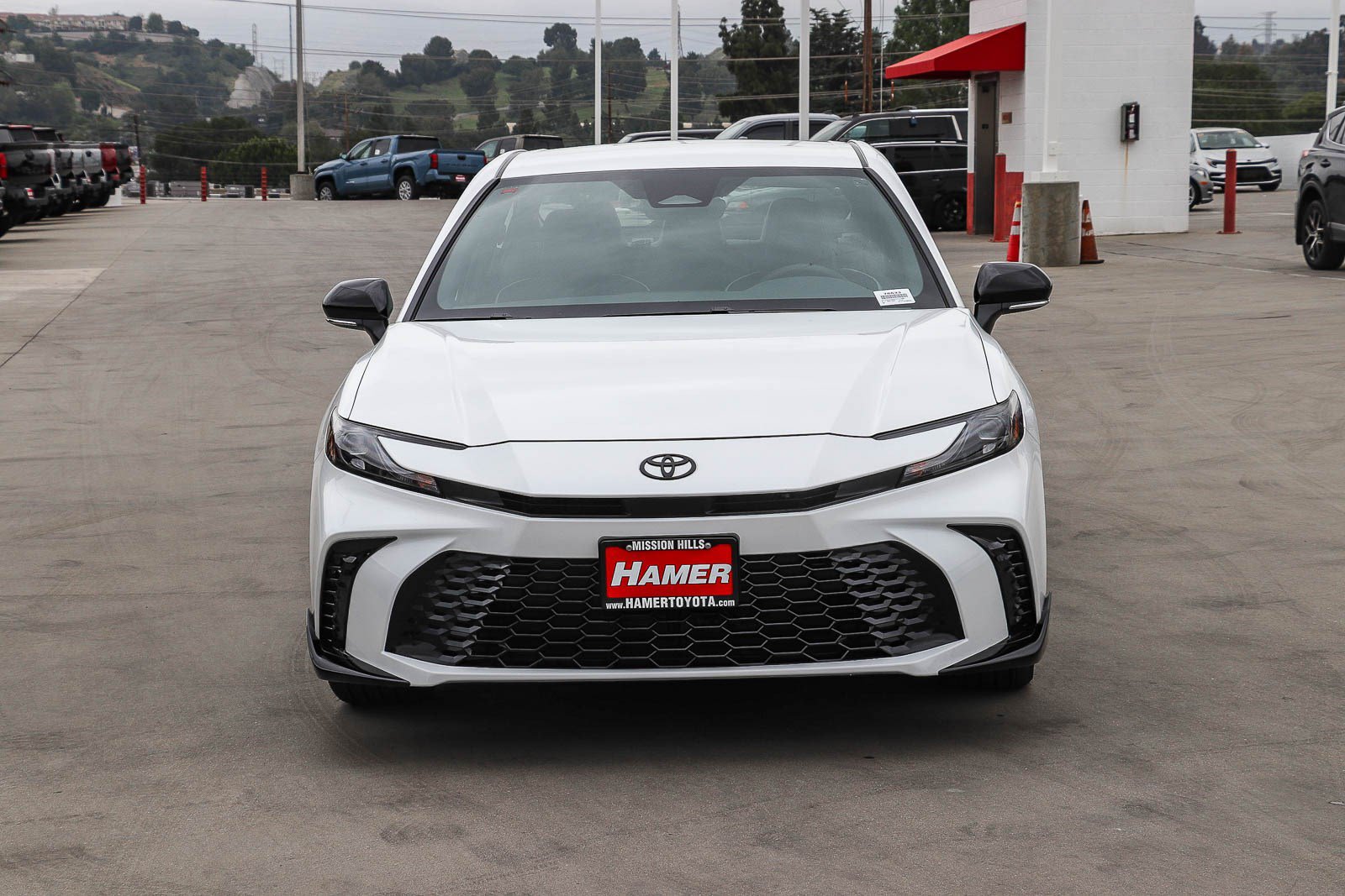 New 2026 Toyota Camry Hybrid FWD image 2