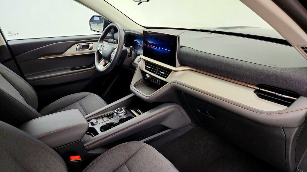 Used 2025 Ford Explorer Active AWD/4WD image 24