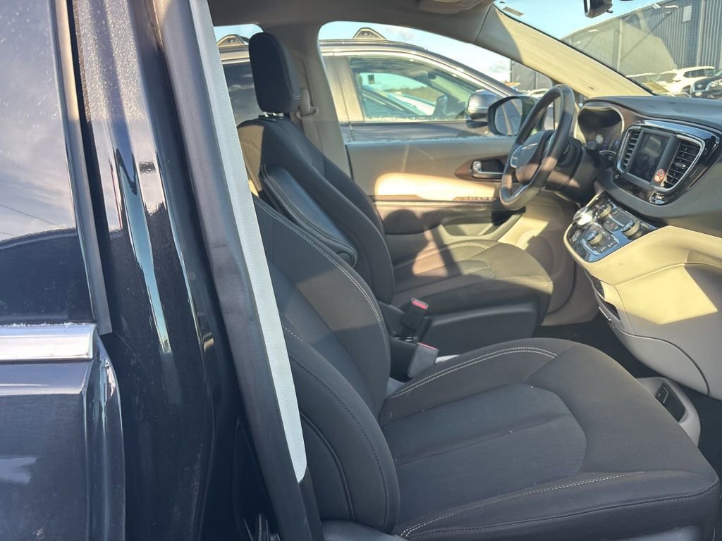 Used 2023 Chrysler Voyager LX image 30