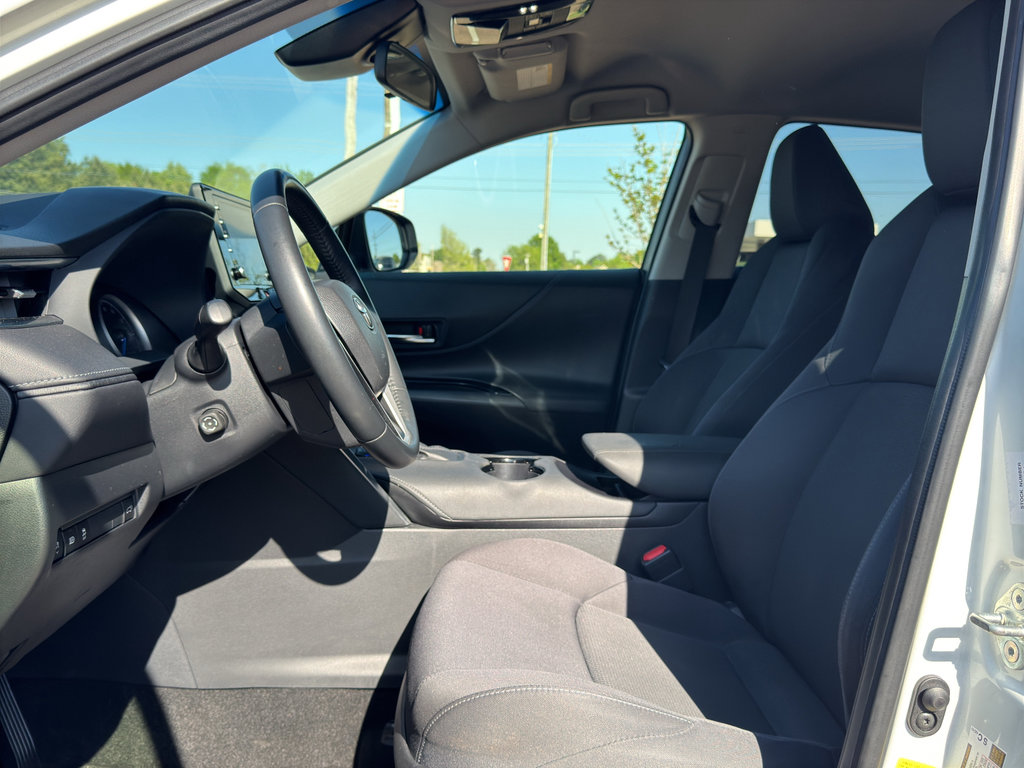 Used 2022 Toyota Venza LE image 12