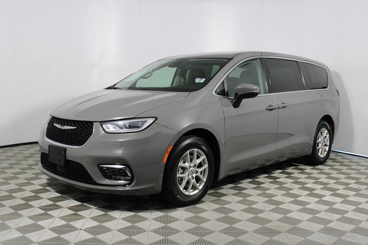 Used 2023 Chrysler Pacifica Touring-L FWD image 27