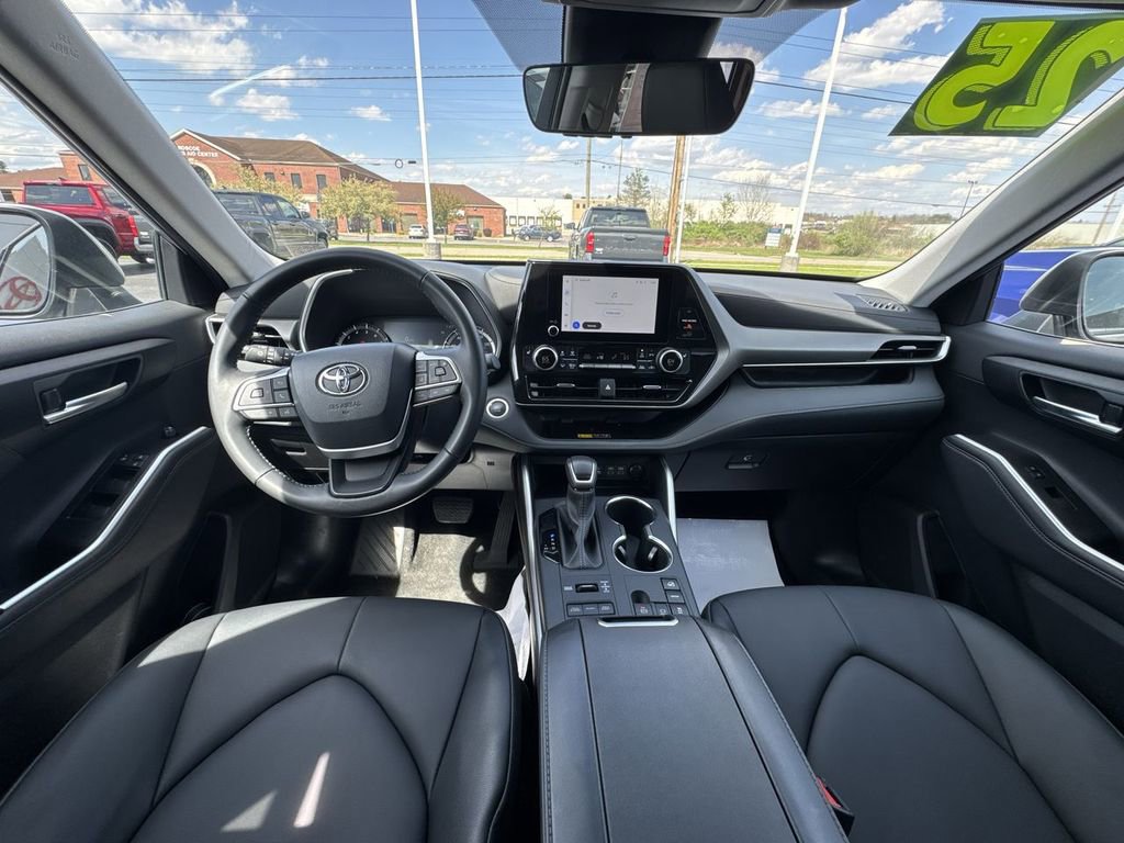 Used 2025 Toyota Highlander XLE AWD/4WD image 10