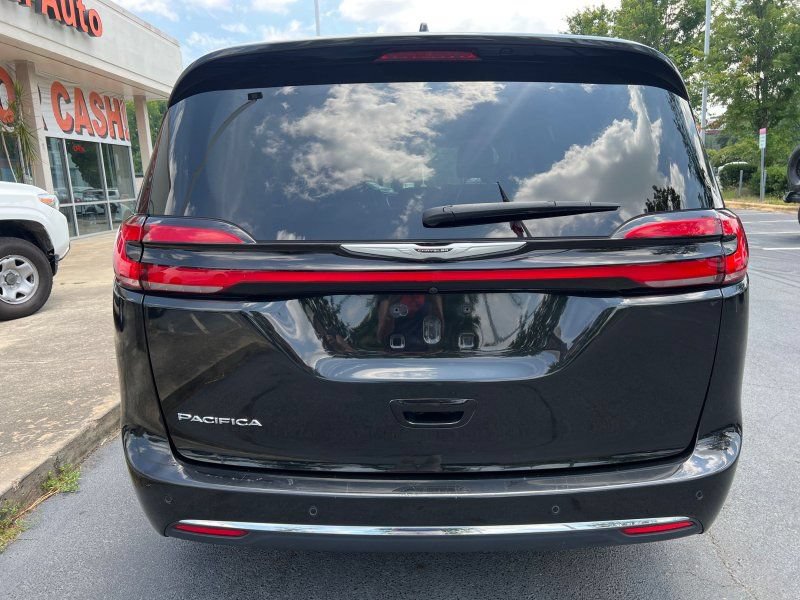 Used 2023 Chrysler Pacifica Touring-L FWD image 5