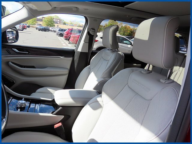 Used 2022 Jeep Grand Cherokee Overland w/ Luxury Tech Group IV image 14