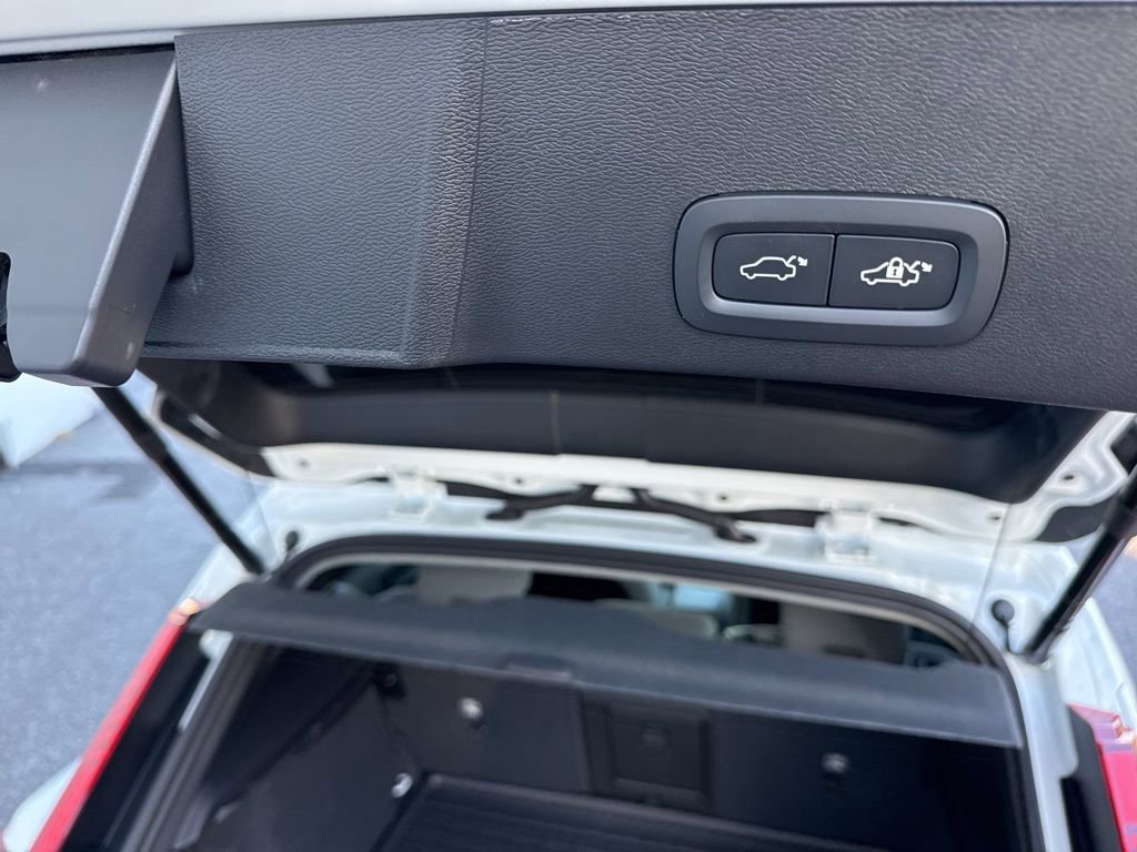 Used 2024 Volvo XC40 B5 Plus w/ Protection Package Premier image 12