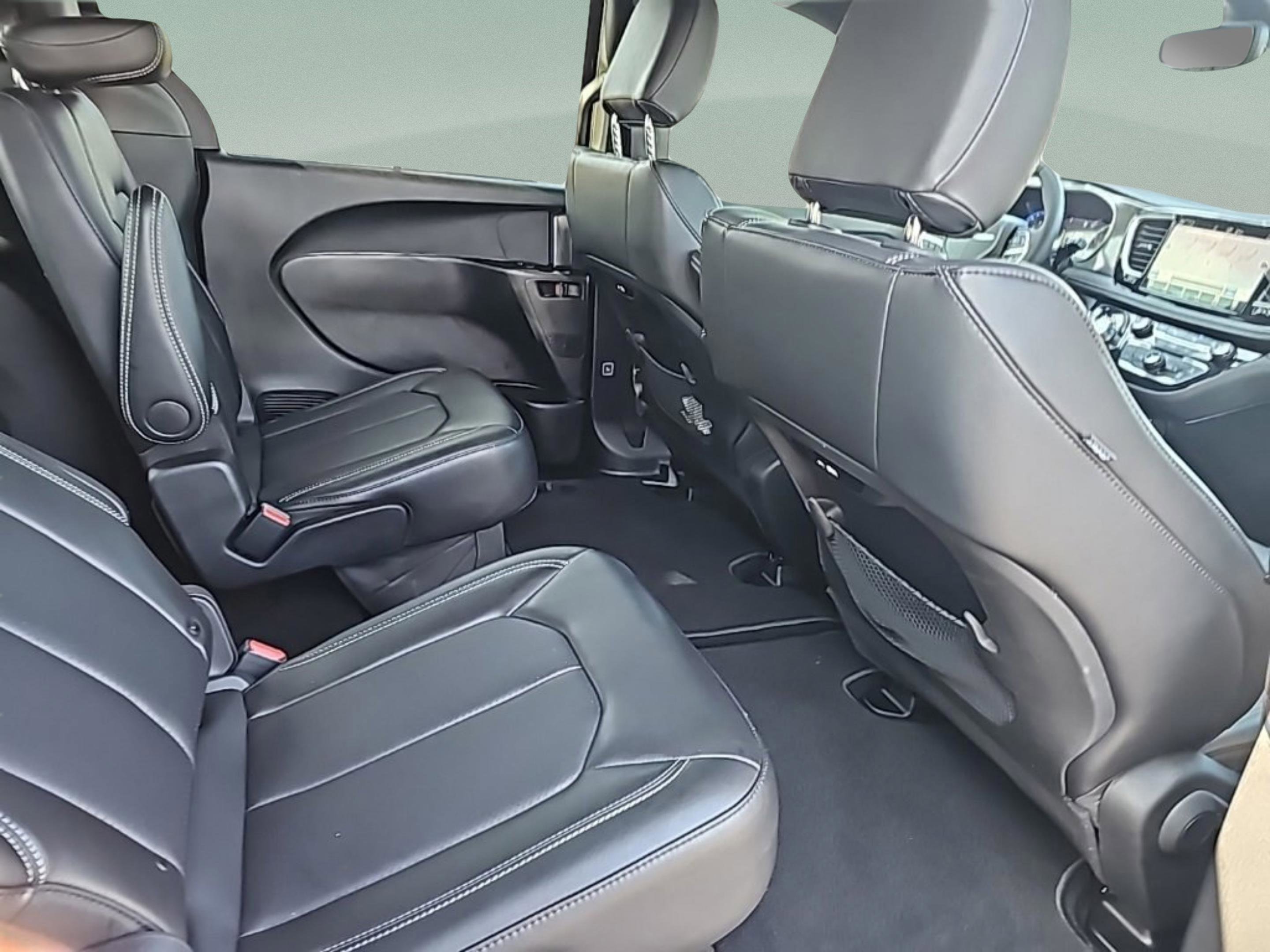 Used 2026 Chrysler Pacifica Select image 30