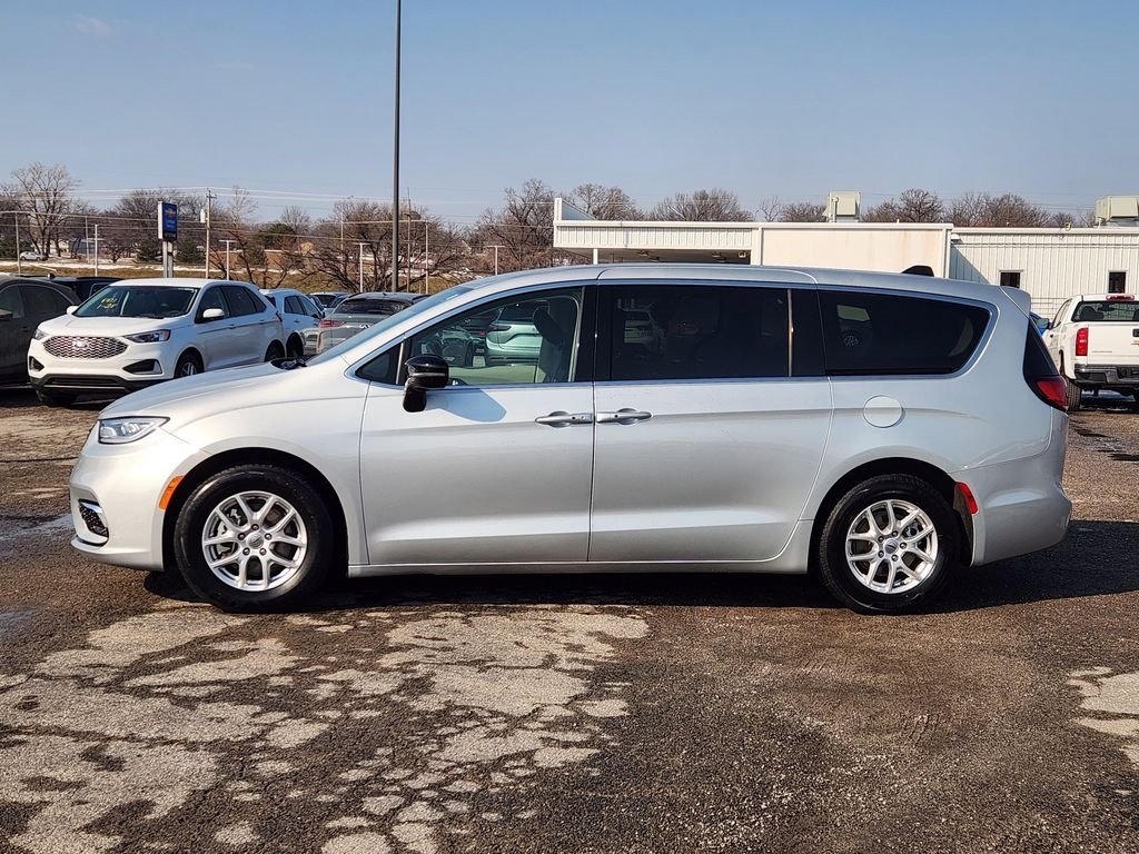 Used 2024 Chrysler Pacifica Touring-L FWD image 4