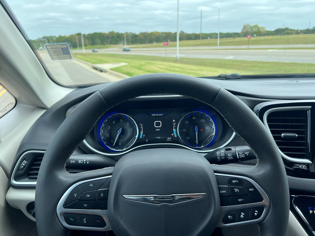 Used 2024 Chrysler Pacifica Touring-L image 26