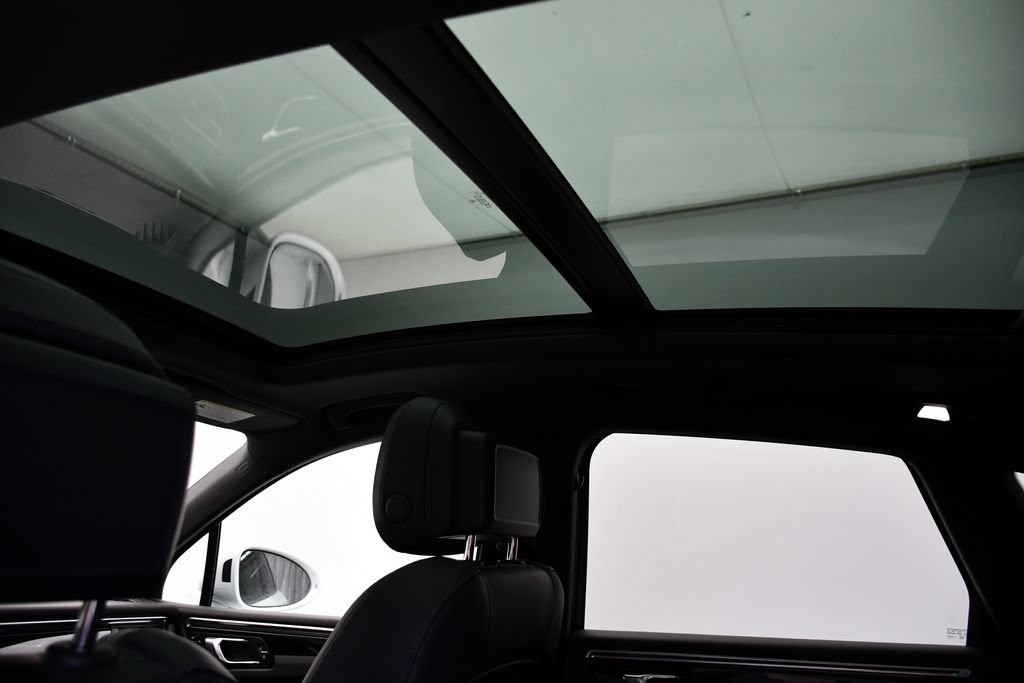 Certified 2023 Porsche Macan AWD/4WD image 17