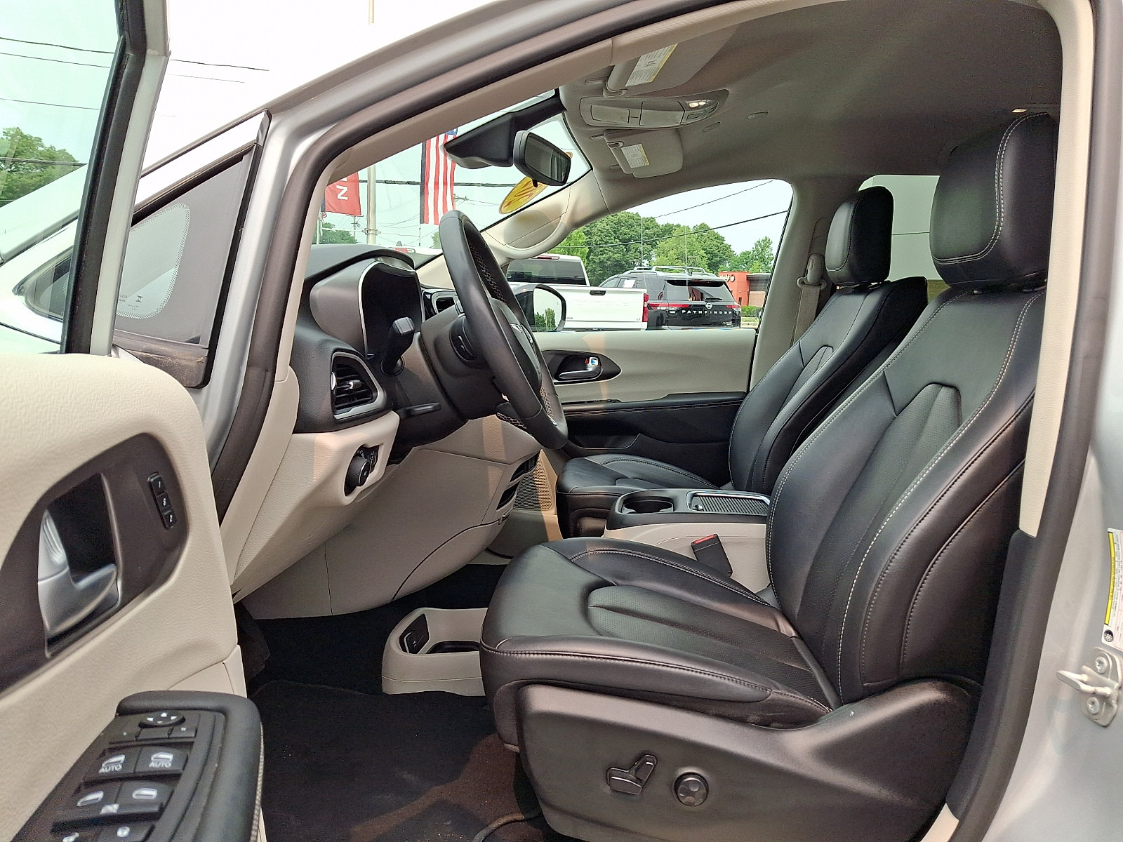 Used 2024 Chrysler Pacifica Touring-L FWD image 18