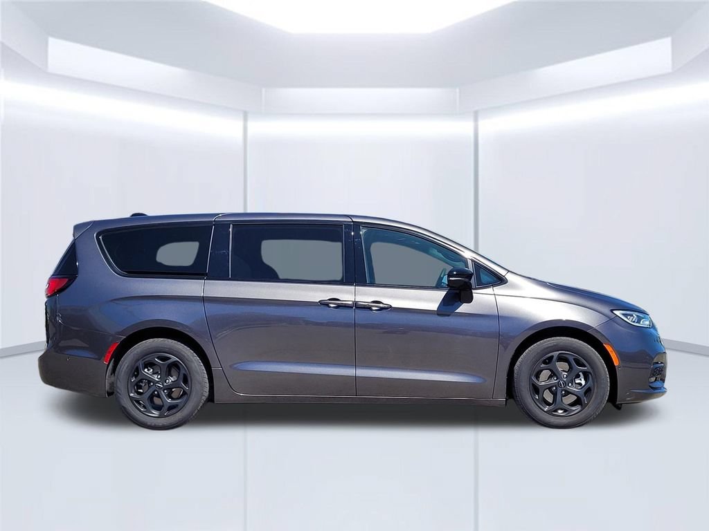 Used 2023 Chrysler Pacifica Limited w/ Uconnect Theater Family Group FWD image 3