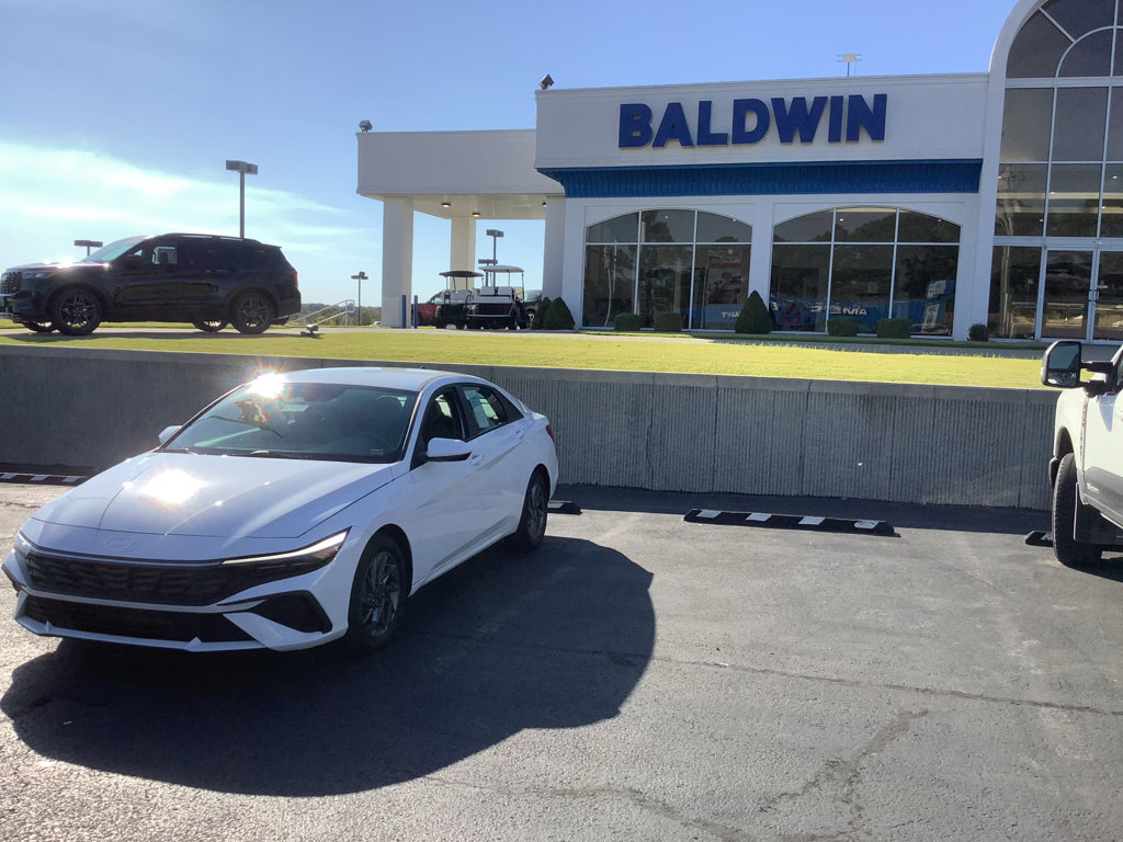 Used 2024 Hyundai Elantra SEL image 3