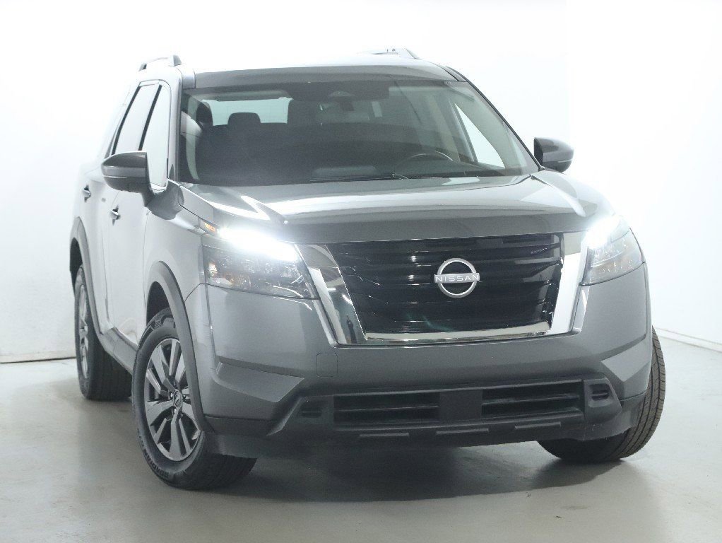 Used 2025 Nissan Pathfinder SV image 2