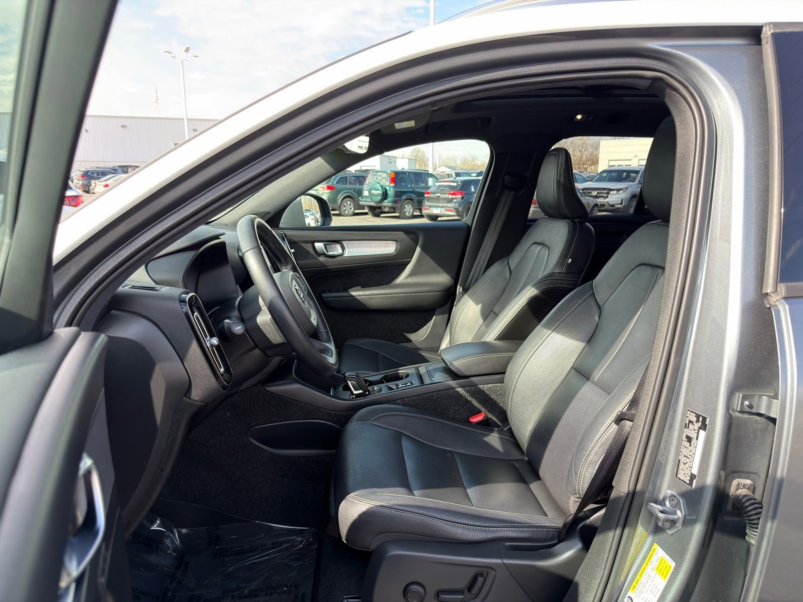 Used 2019 Volvo XC40 T4 Momentum image 12