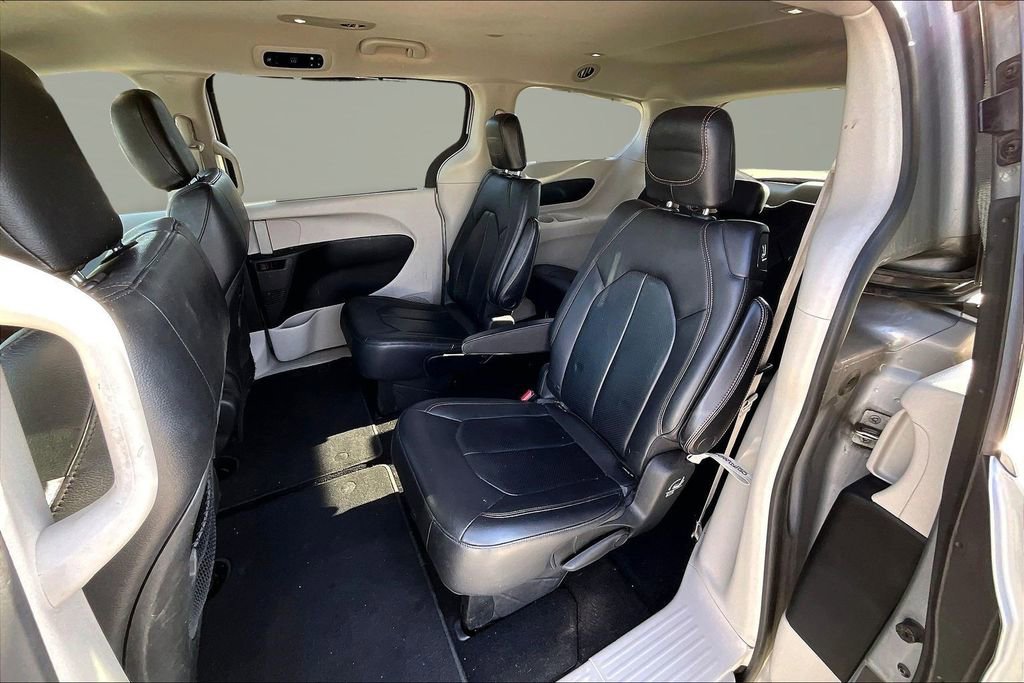 Used 2018 Chrysler Pacifica Touring-L image 19