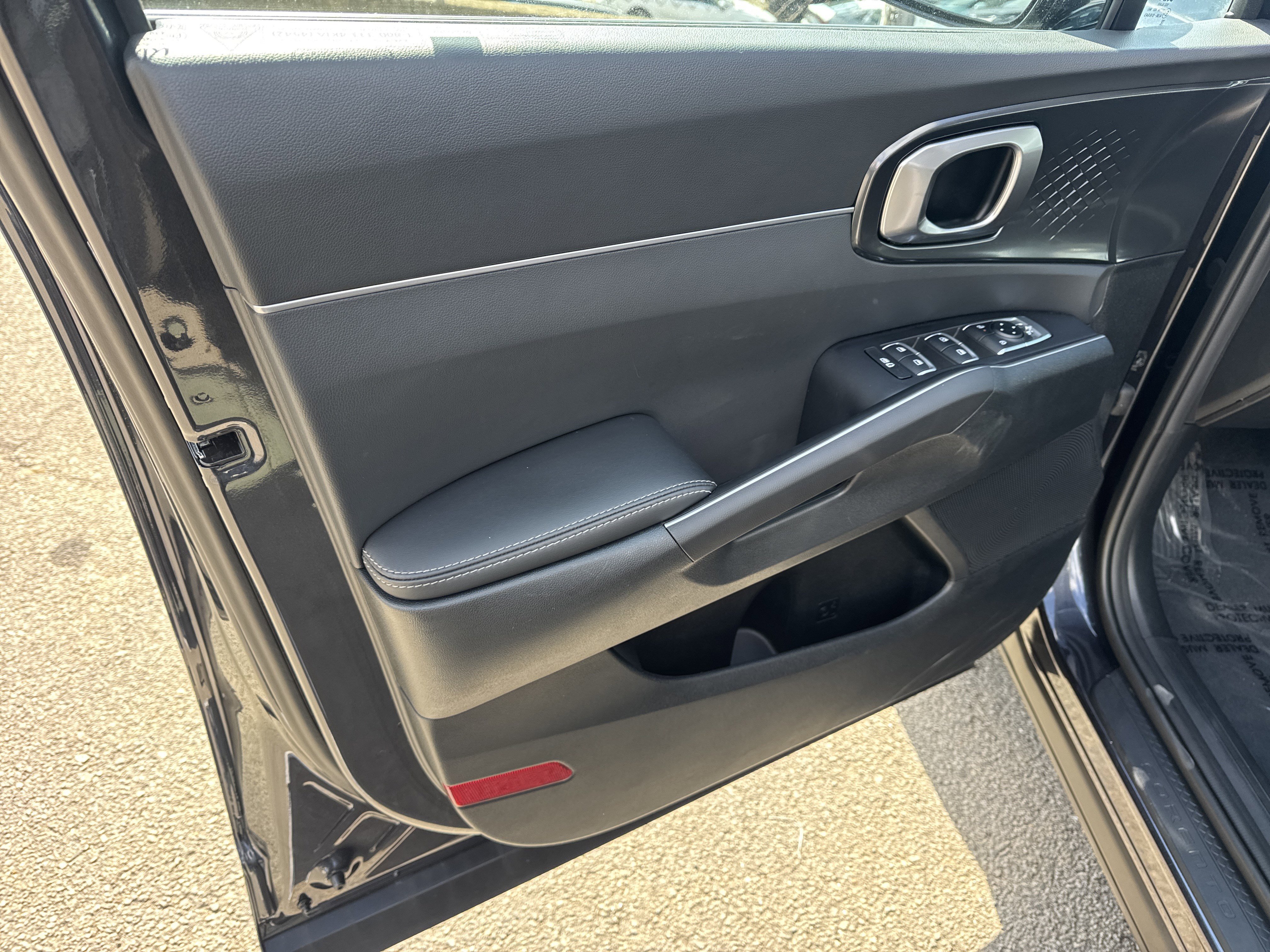 Certified 2025 Kia Sorento LX image 9