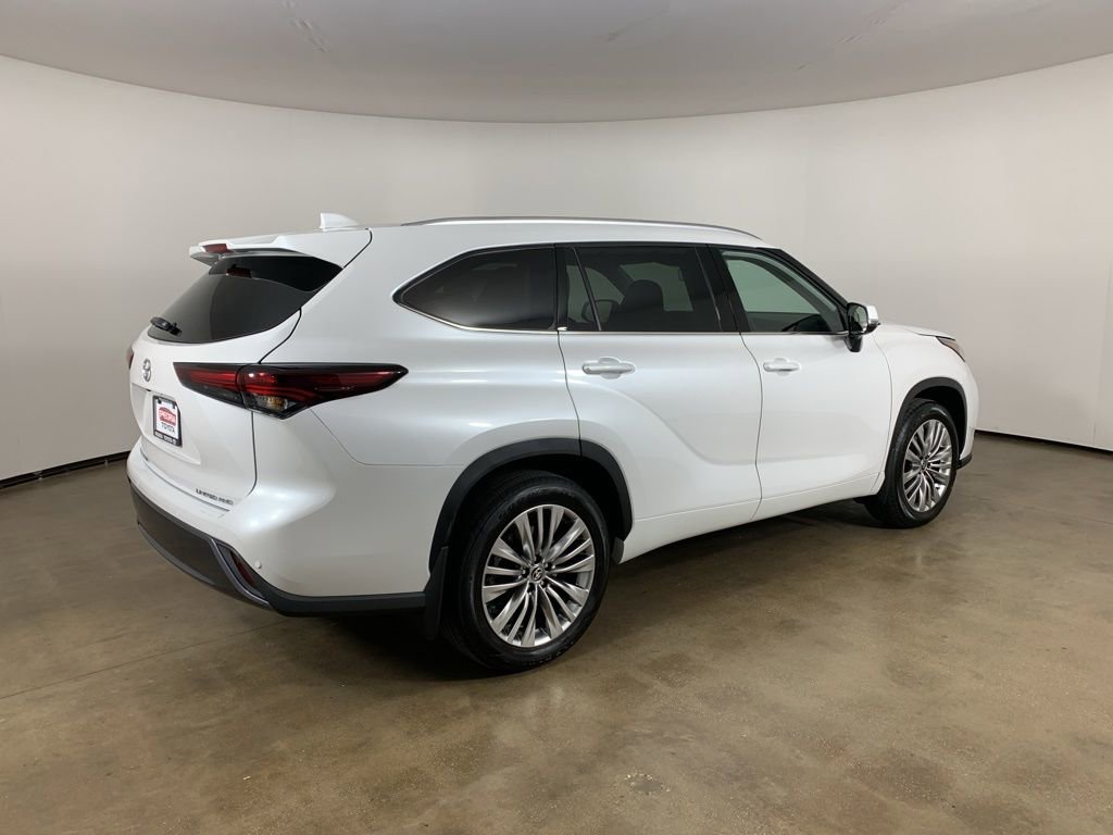 Used 2026 Toyota Highlander Limited image 8
