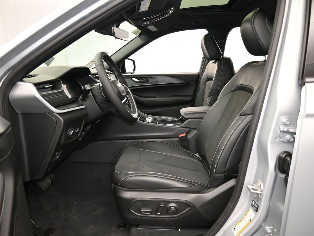 New 2025 Jeep Grand Cherokee Altitude image 12