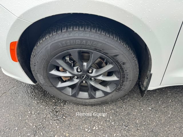Used 2021 Chrysler Pacifica Touring w/ S Appearance Package FWD image 10