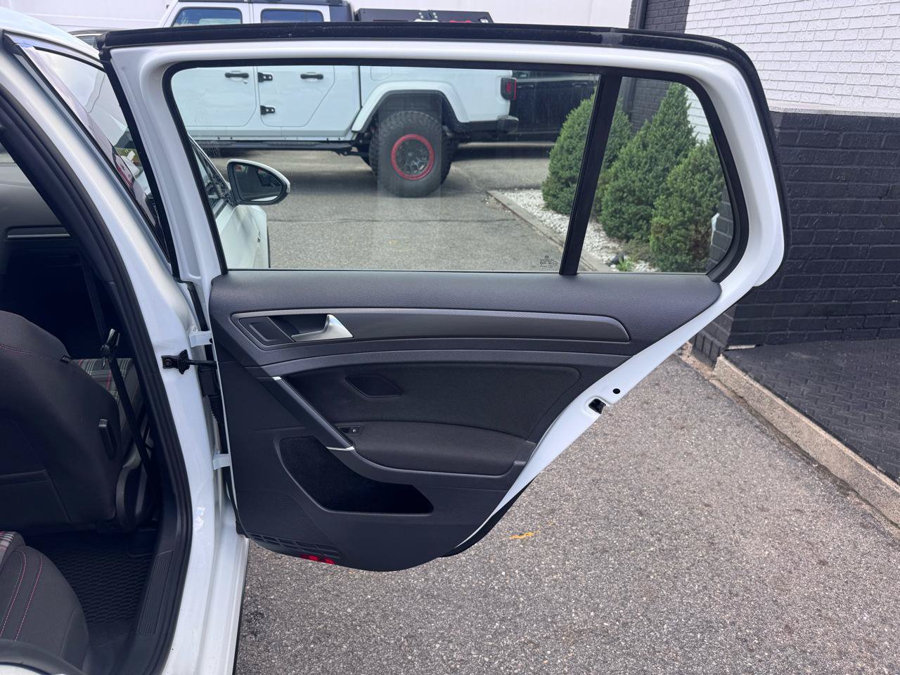 Used 2018 Volkswagen GTI SE FWD image 18