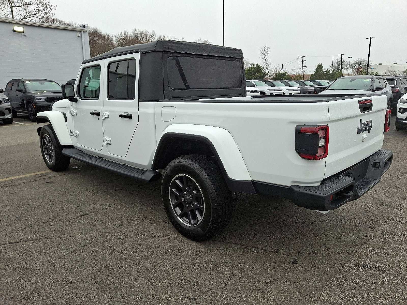 Certified 2022 Jeep Gladiator Overland w/ LED Lighting Group AWD/4WD image 4