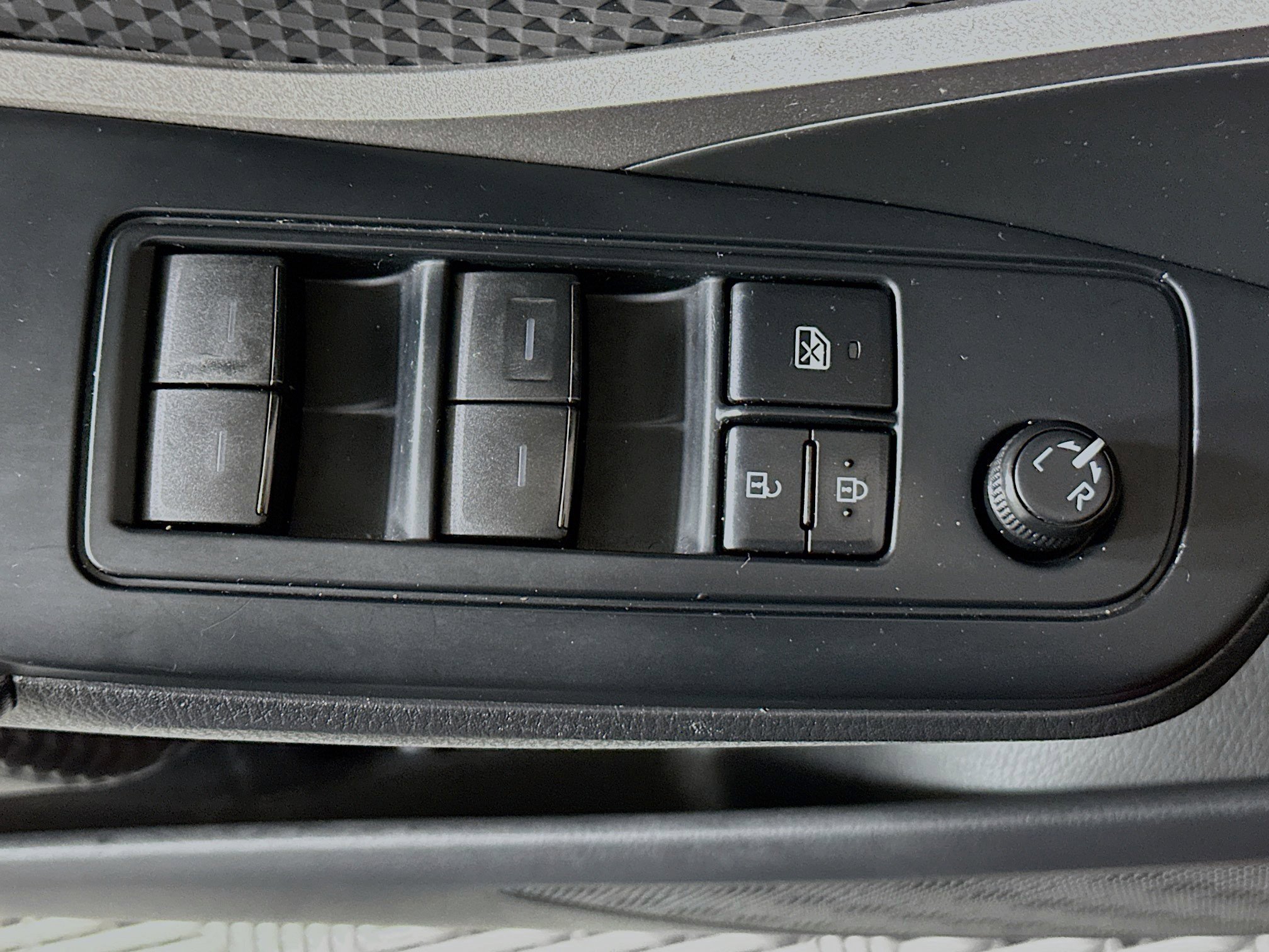 Used 2020 Toyota C-HR LE FWD image 14