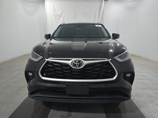 Used 2021 Toyota Highlander XLE AWD/4WD image 2