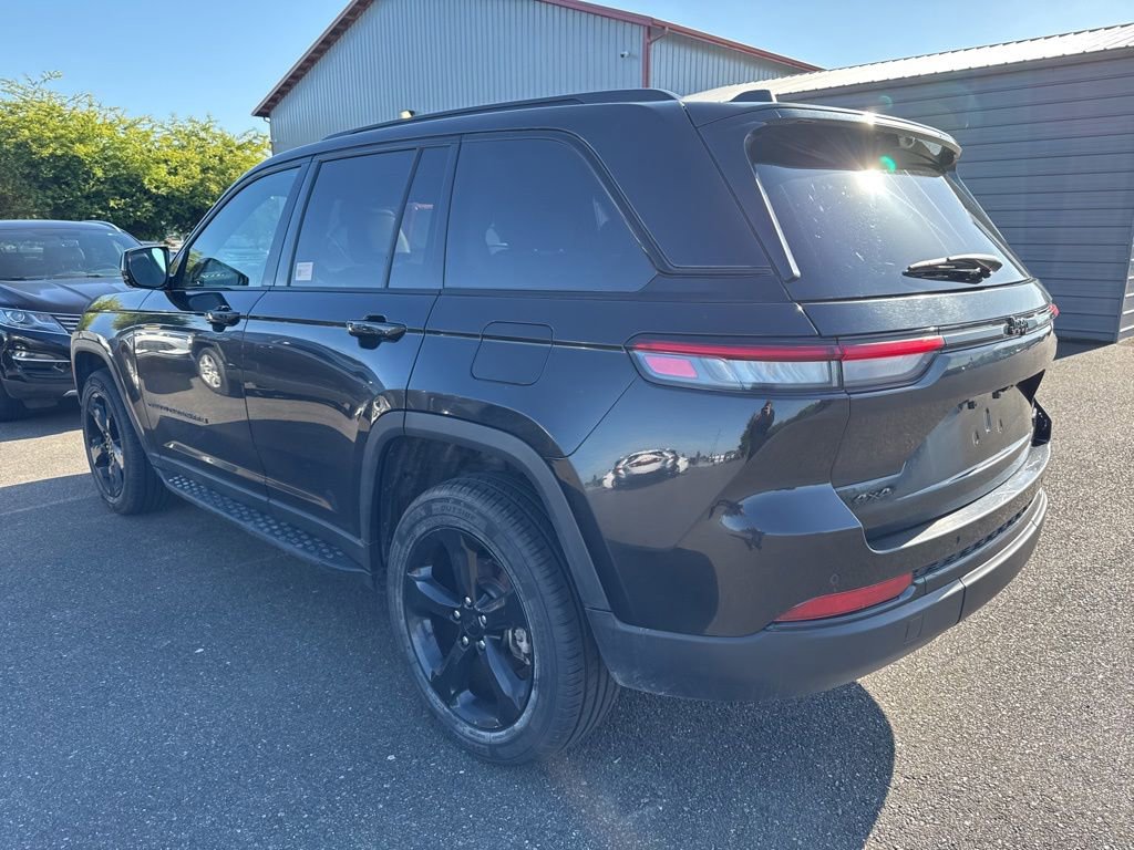 Used 2024 Jeep Grand Cherokee Limited w/ Luxury Tech Group II AWD/4WD image 2