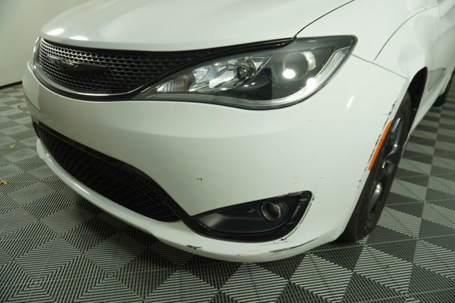 Used 2020 Chrysler Pacifica Touring-L image 11