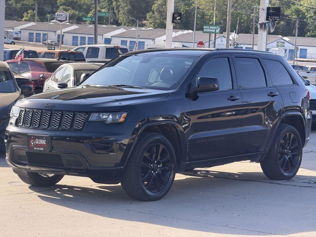 Used 2019 Jeep Grand Cherokee Altitude AWD/4WD image 3