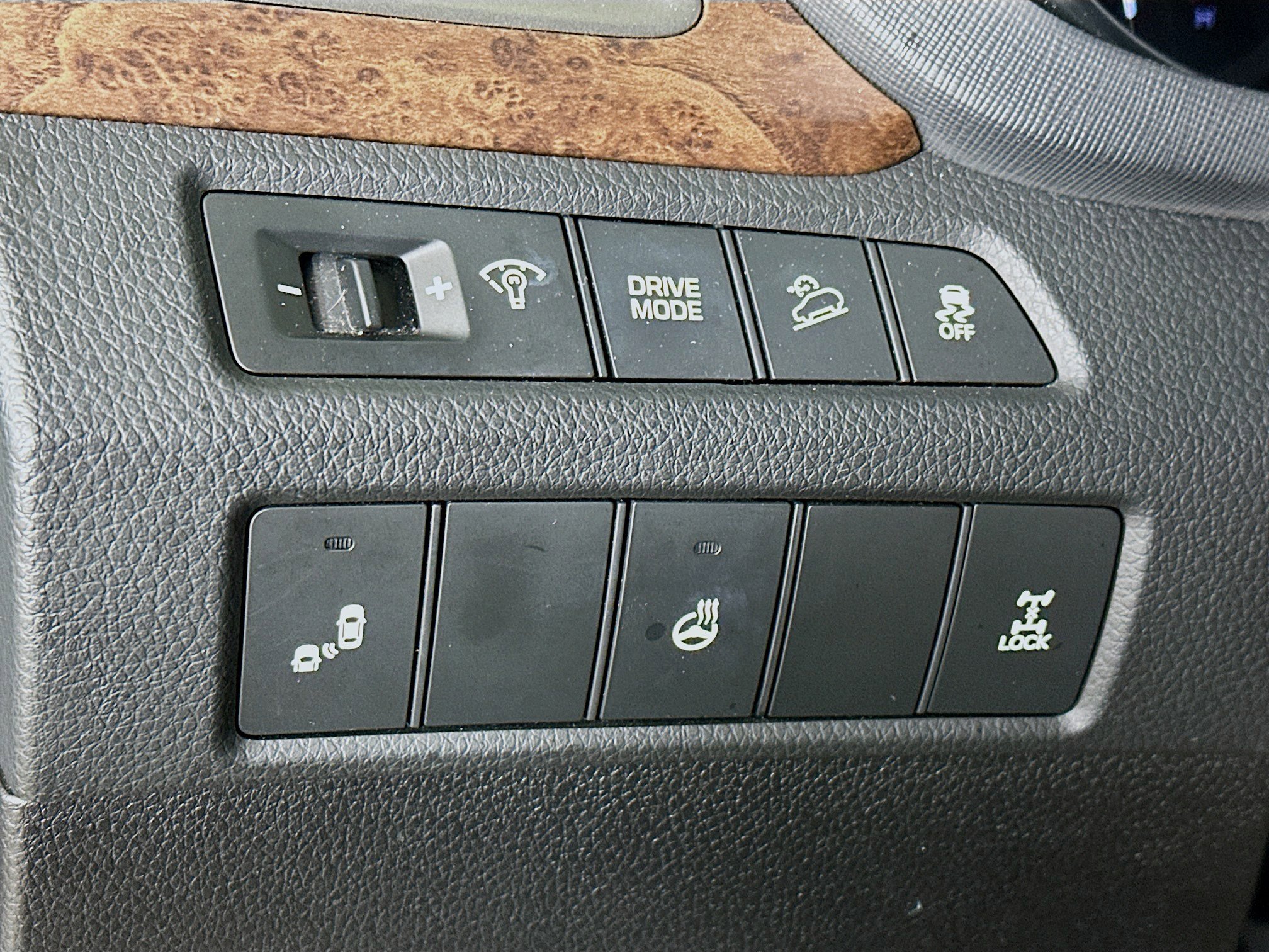 Used 2018 Hyundai Santa Fe Sport w/ Cargo Package image 17