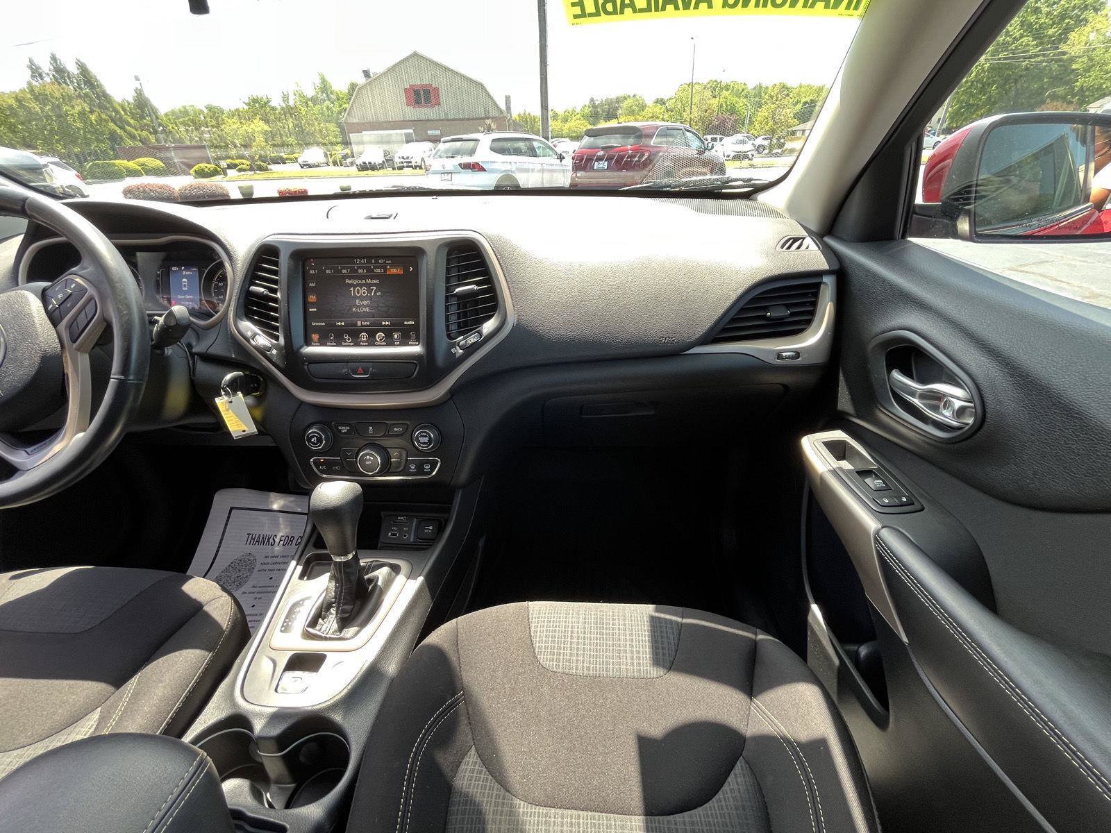 Used 2017 Jeep Cherokee Latitude FWD image 12
